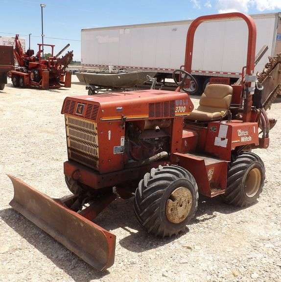 H-1207 2003 Ditch Witch 3700DD Trencher