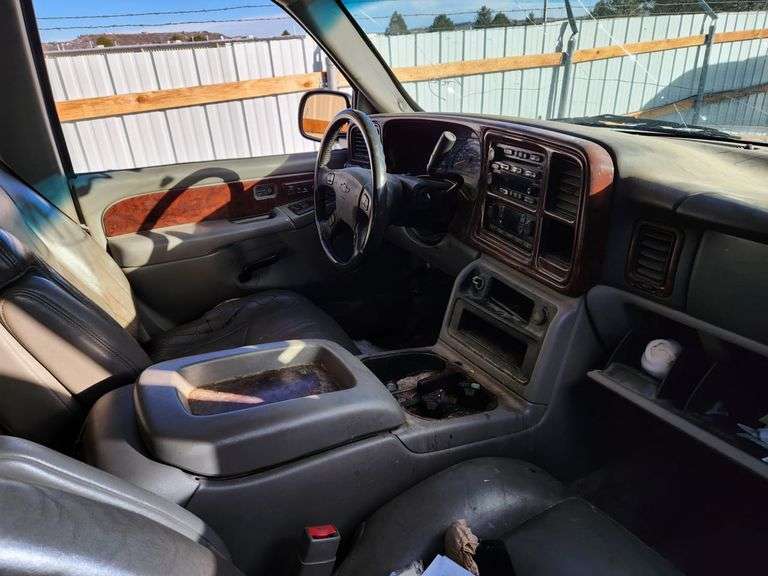 Salvage Title- 2004 CHEVROLET SUBURBAN