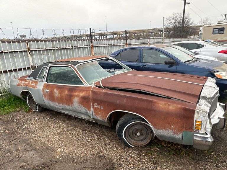 1977 CHRYSLER  SEDAN