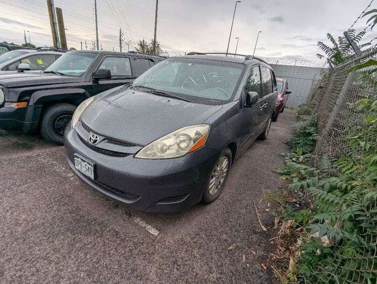 2010 TOYOTA  SIENNA