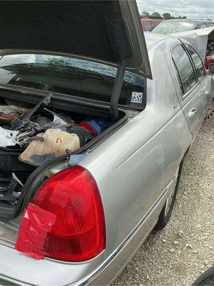 2004 LINCOLN  TOWN CAR