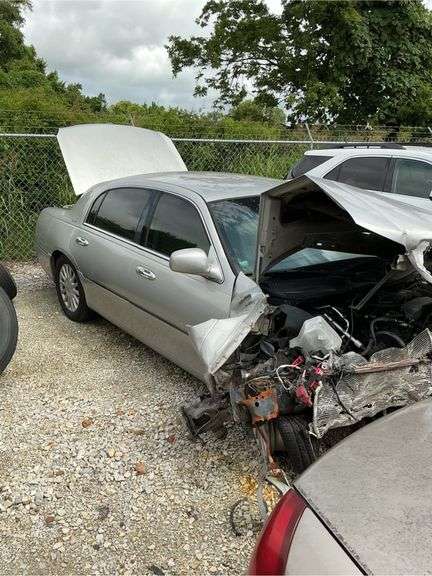 2004 LINCOLN  TOWN CAR