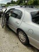 2004 LINCOLN  TOWN CAR