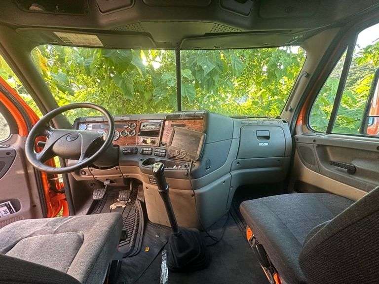 2011 FREIGHTLINER  CASCADIA