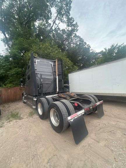 2020 VOLVO TRUCK  VNL
