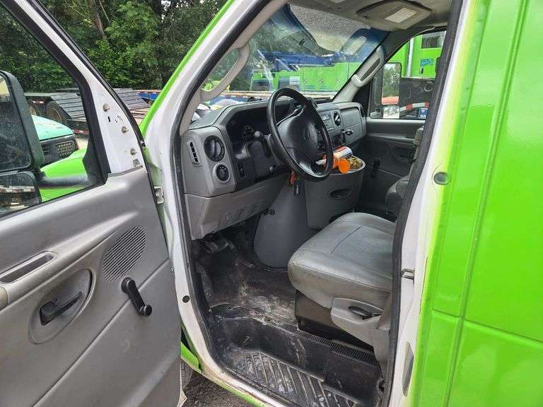 2013 FORD  E-450