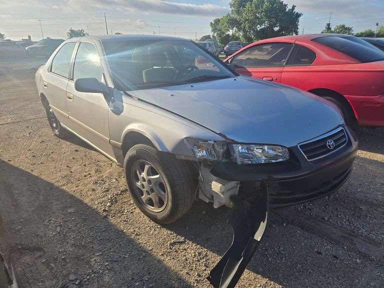 SALVAGE-2001 TOYOTA  CAMRY