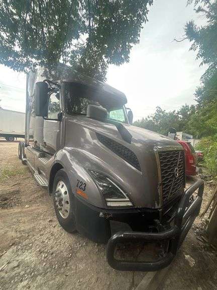 2020 VOLVO TRUCK  VNL