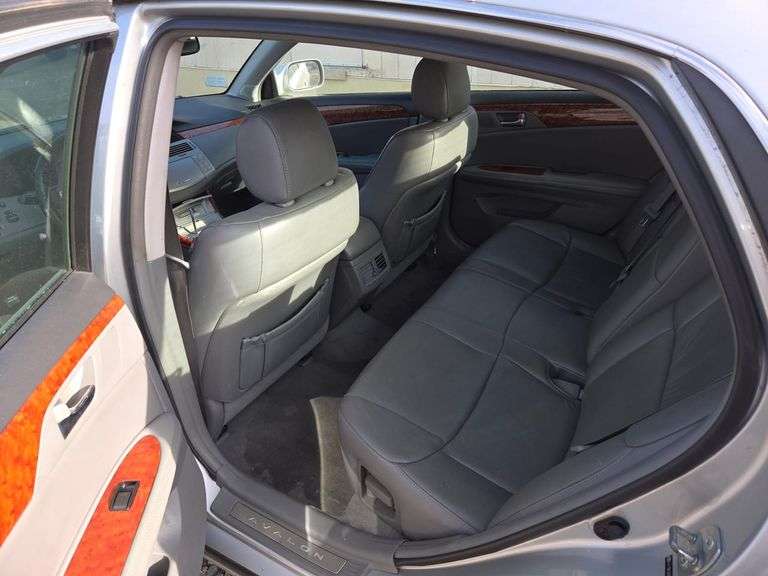 2005 TOYOTA  AVALON