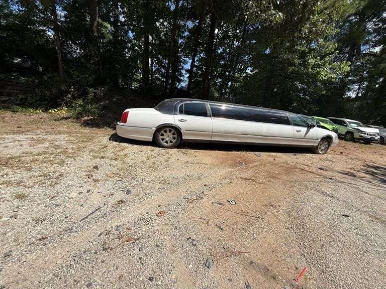 DERELICT PARTS ONLY -2007 LINCOLN  TOWN CAR