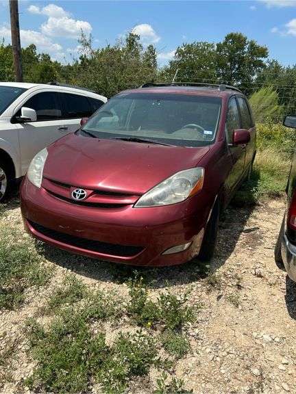 2010 TOYOTA  SIENNA