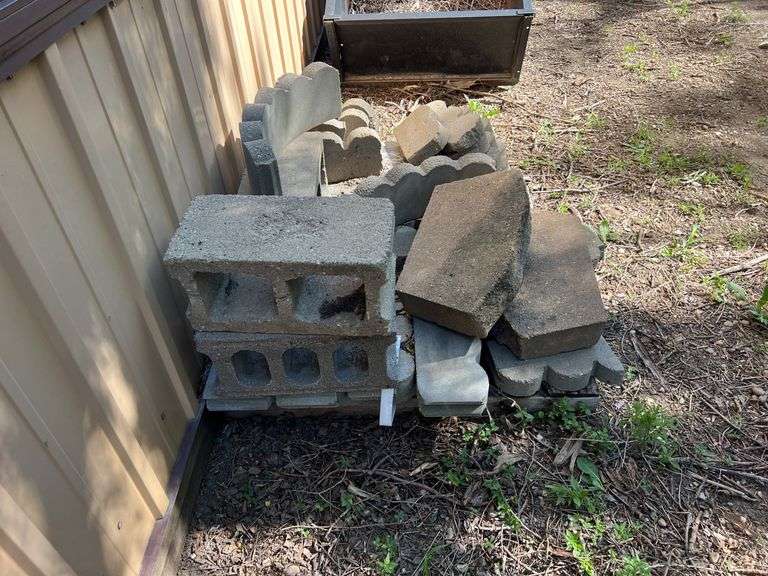 Pallet of Misc Concrete Edging & Block
