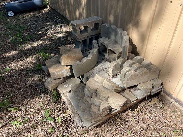 Pallet of Misc Concrete Edging & Block