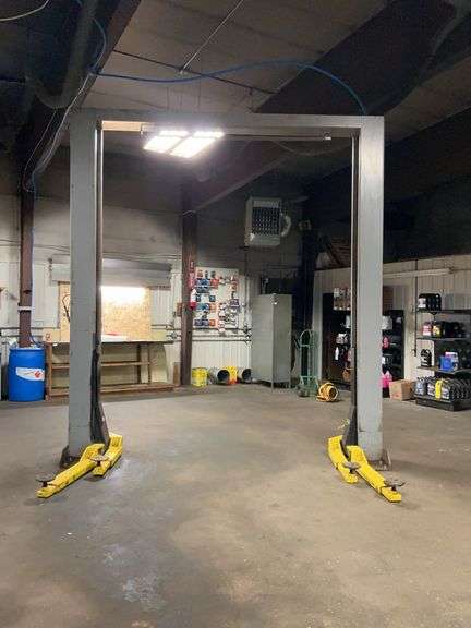 Challenger Model 27000 Vehicle Lift