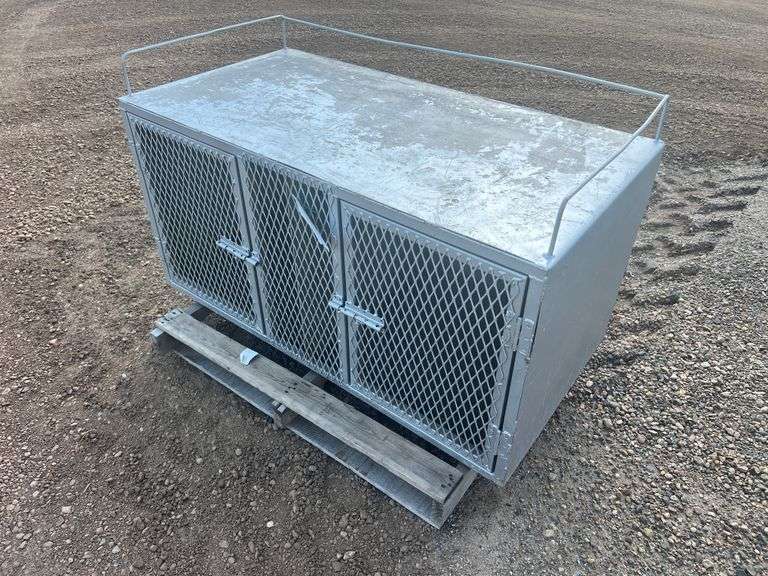 Metal 2-Compartment Dog Box