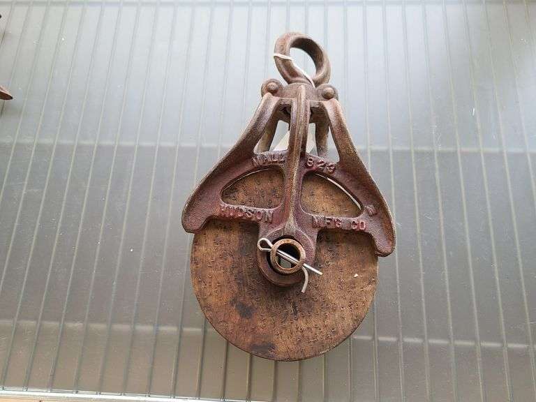 Vintage Hudson Mfg. Mall 823 Single Wood and Cast Iron Barn Pulley