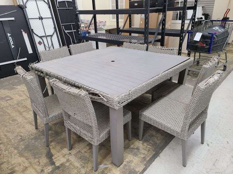 *Outdoor Table & Chairs