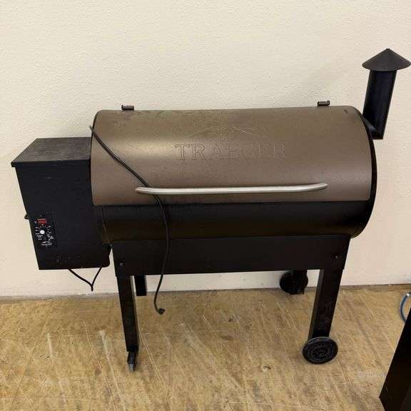 *1) Traeger Smoker