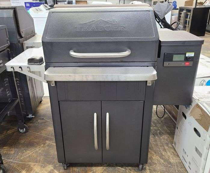 * Traeger Silverton 620 Wood Pellet Grill