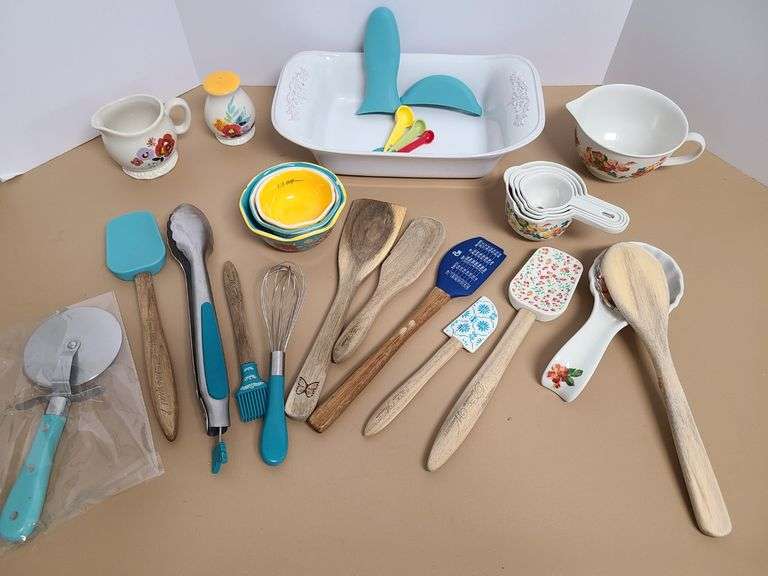 Kitchen Utensils, Pioneer Women Accessories, Measuring Cups, Creamer, Spoon Rest
