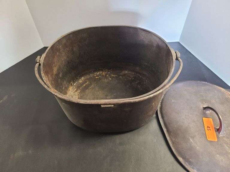 Cast Iron Pot with Lid