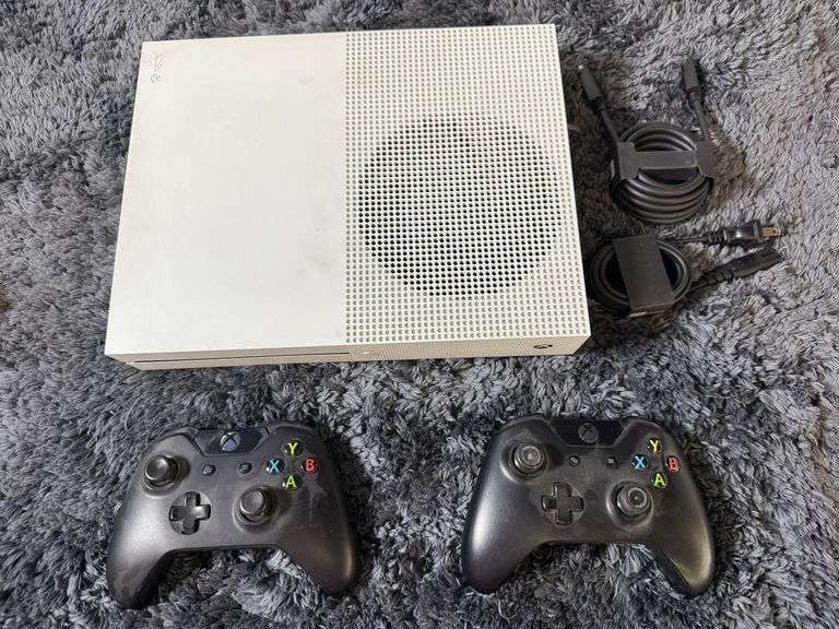 *XBOX 1S with 2 Controllers