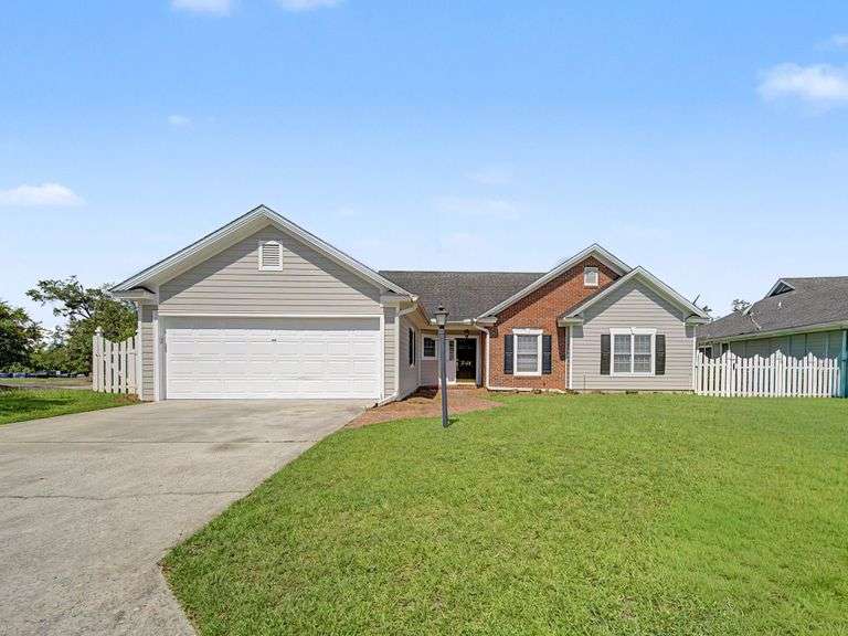 Online Only Real Estate Auction - 3122 Huntington Ridge Cir., Valdosta, GA - Located in The Prestigious Huntington Ridge Subdivision