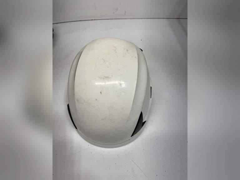 3m X5001VANSI Securefit X5000 Series Safety Helmet, Vented, 6-Point Pressure Diffusion Ratchet Suspension, White 35