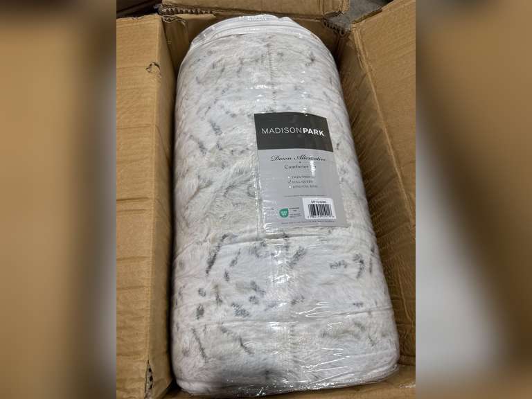 Madison Park Zuri Soft Plush Comforter Set, Faux Fur Animal Stripes Design, Faux Mink On The Reverse, Modern All Season Bedding Set with Matching Sham, Full/Queen, Snow Leopard 4 Piece 89