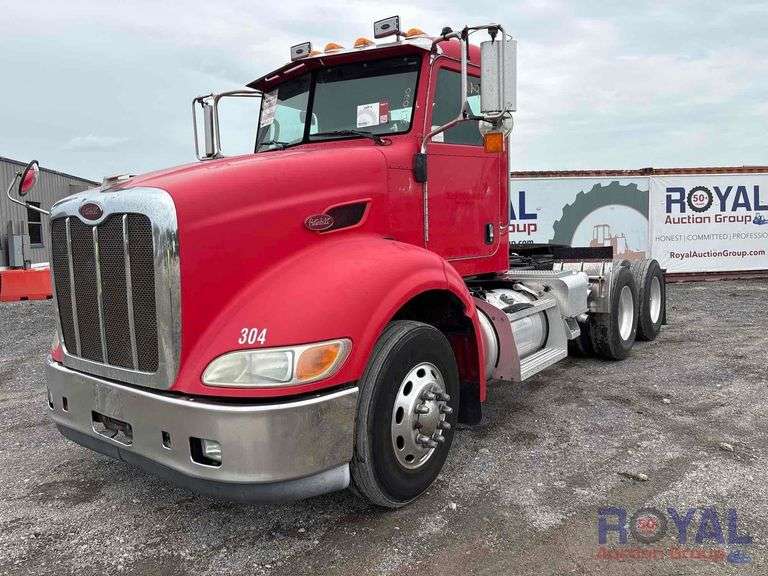 2009 Peterbilt 384 T/A Wet Kit Day Cab Truck Tractor