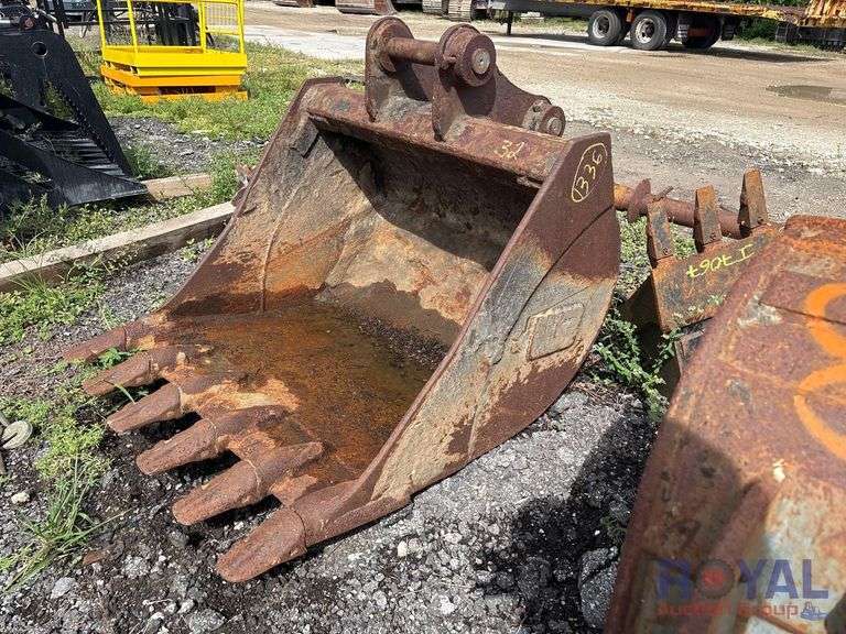 WB 32in Excavator Digging Tooth Bucket
