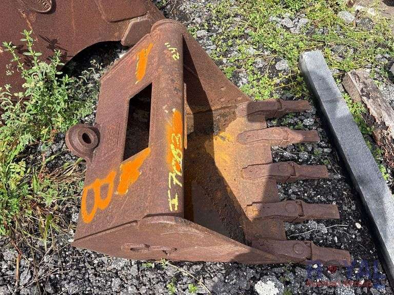 CP 24in Excavator Digging Tooth Bucket
