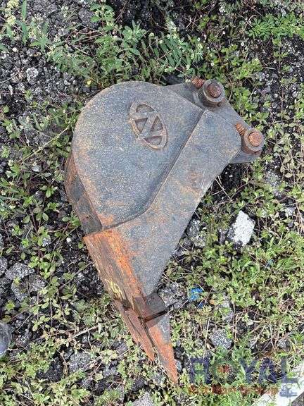 Newman Tractor 12in Excavator Digging Tooth Bucket
