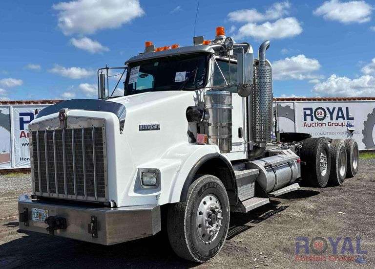 2007 Kenworth T800 Tri Axle Day Cab Truck Tractor