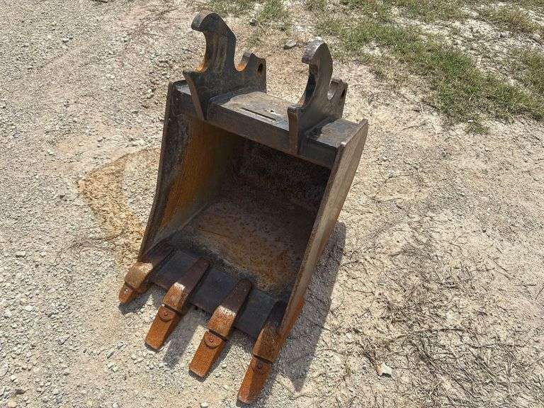 Kubota K7874 18in Digging Tooth Bucket Excavator Attachment