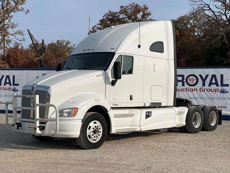 2011 Kenworth T700 T/A Sleeper Cab Truck Tractor