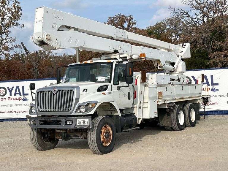 2009 International 7400 Altec A77-TE93 92ft. Material Handling Bucket Truck