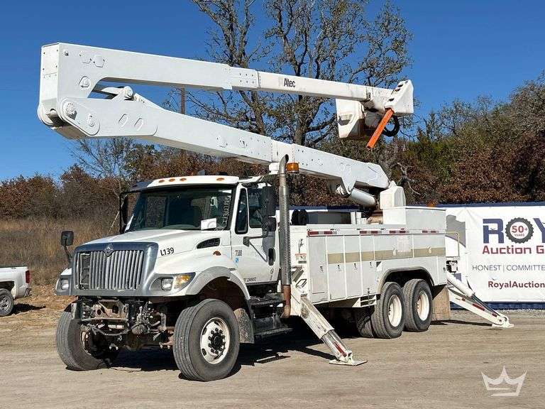 2006 International 7500 Altec 77T 77ft. Material Handling Bucket Truck