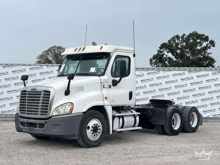 2015 Freightliner Cascadia 125 T/A Day Cab Truck Tractor
