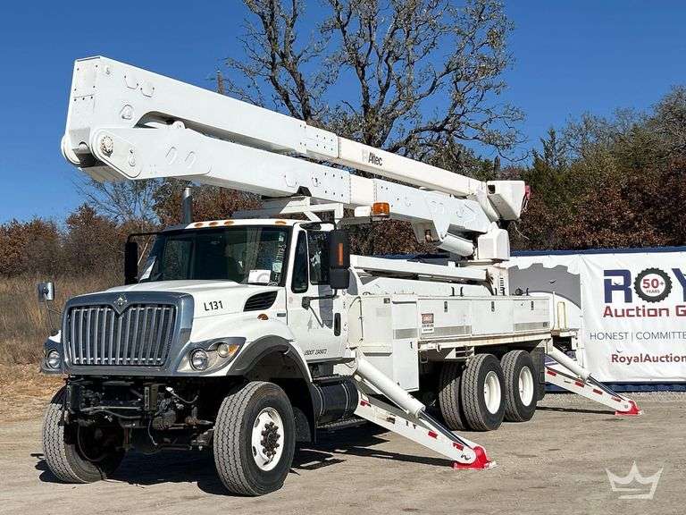 2008 International 7500 Altec A77-TE93 92ft. Material Handling T/A Bucket Truck