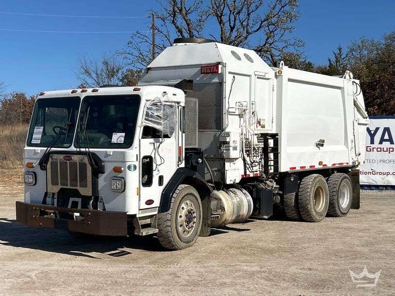 2015 Peterbilt 320 Heil 28Yd Side Loader Garbage Truck
