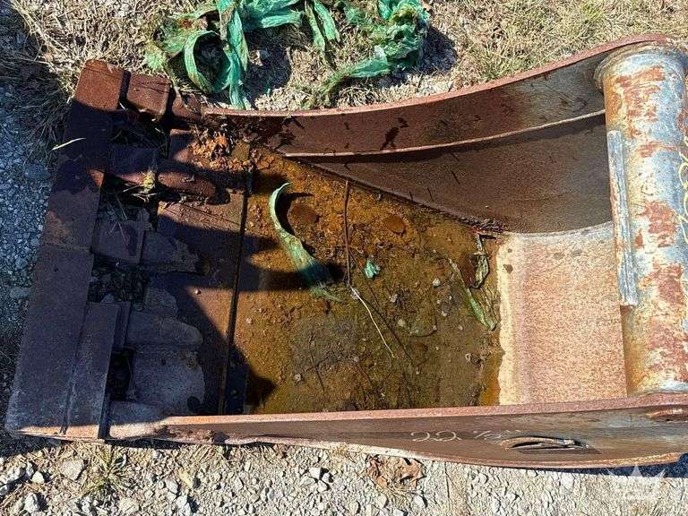 Paladin 24in Quick Hitch Digging Tooth Bucket Excavator Attachment