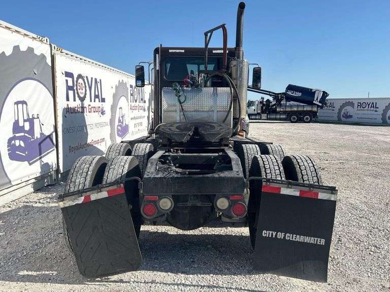 2014 Peterbilt 384 T/A Wet Kit Day Cab Truck Tractor