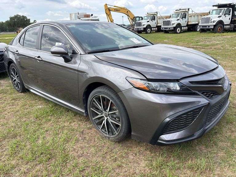 2022 Toyota Camry Hybrid Sedan