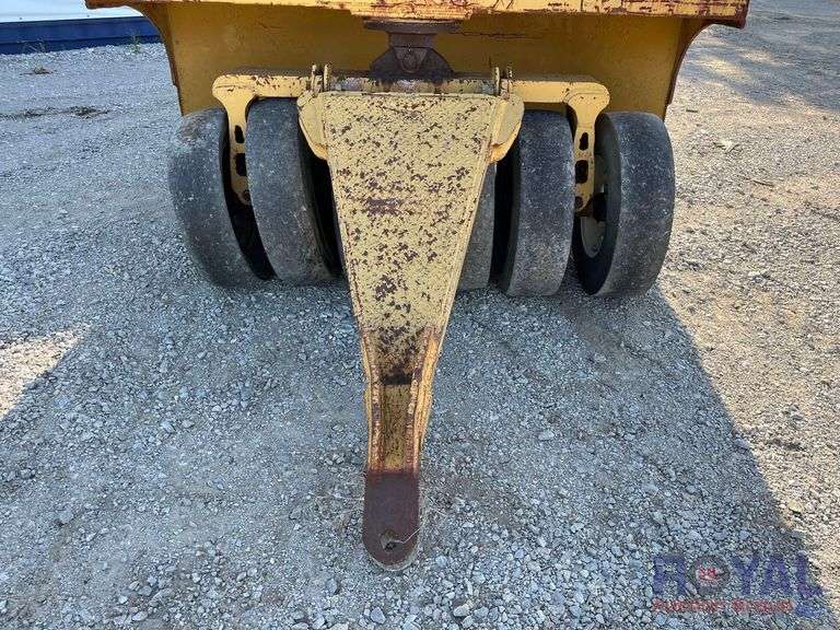 12-Wheel Pneumatic Pull-Behind Asphalt Compactor