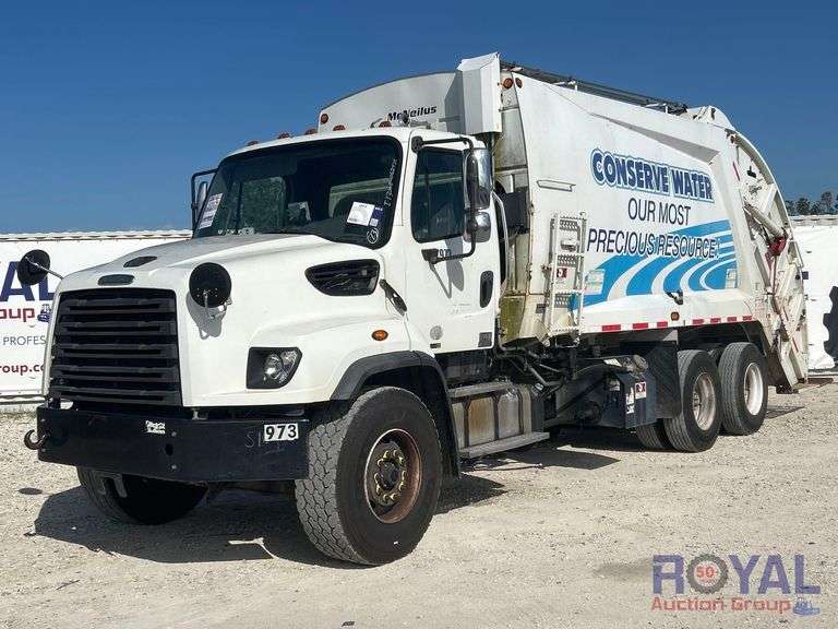2014 Freightliner 114SD T/A McNeilus 2513 25Yd Rear Loader Garbage Truck