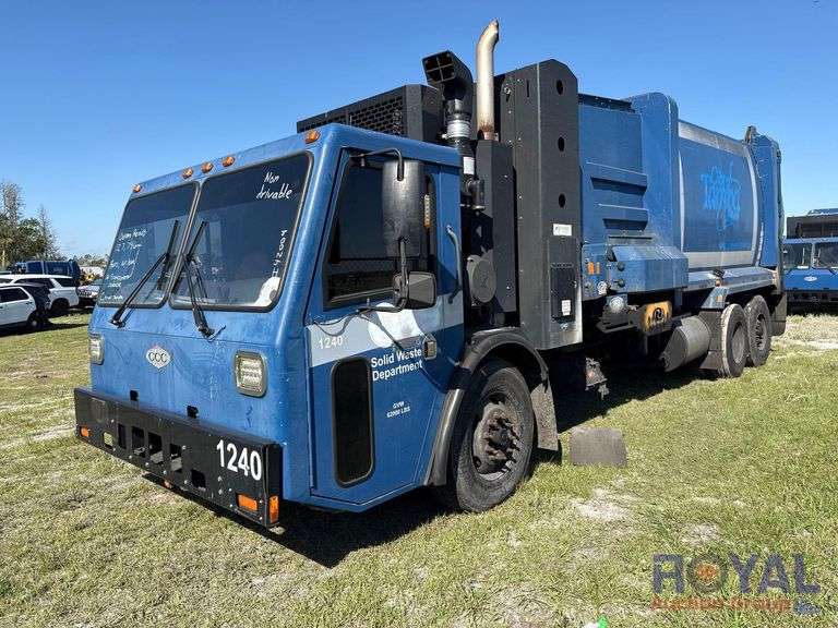 2014 Crane Carrier Low Entry New Way 31Yd Side Loader Garbage Truck