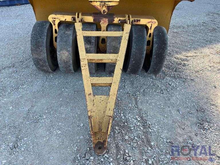 12-Wheel Pneumatic Pull-Behind Asphalt Compactor