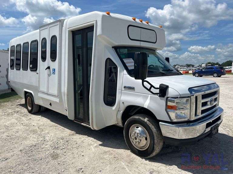 2019 Ford E-450 Super Duty Passenger Bus