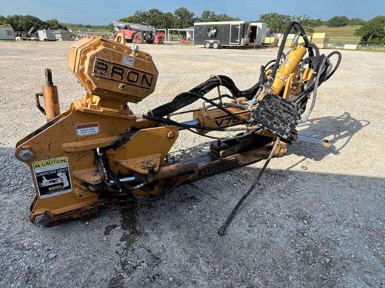 Bron V75-3 Pull-Behind Hydraulic Vibratory Utility Plow